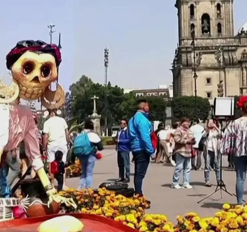 Mega Ofrenda por Día de Muertos en Zócalo CDMX, inician con la colocación
