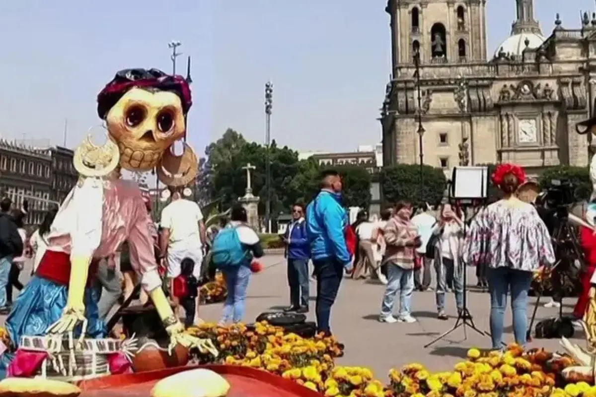 Mega Ofrenda por Día de Muertos en Zócalo CDMX inician con la colocación |