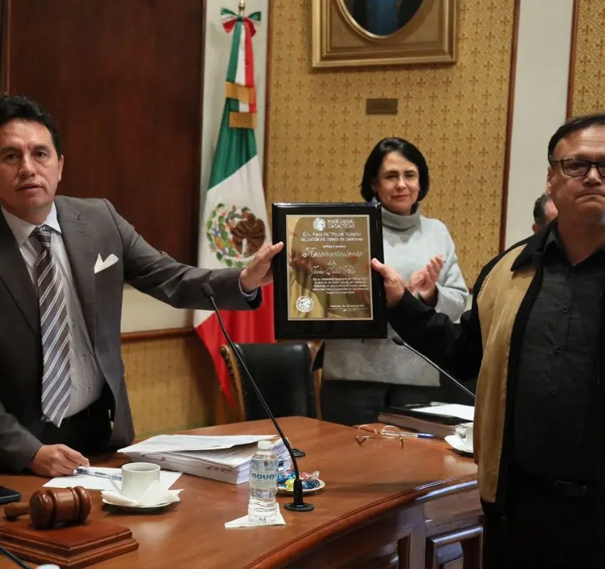 Carlos Villegas Márquez realiza entrega de reconocimientos a funcionarias y funcionarios judiciales