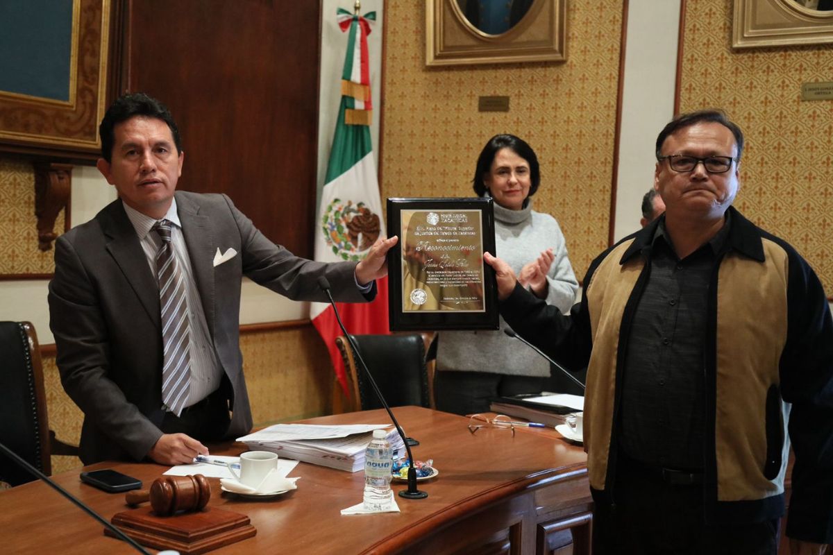 Carlos Villegas Márquez realiza entrega de reconocimientos a funcionarias y funcionarios judiciales