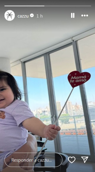 Cazzu celebra el Día de las Madres con tierna foto de Inti