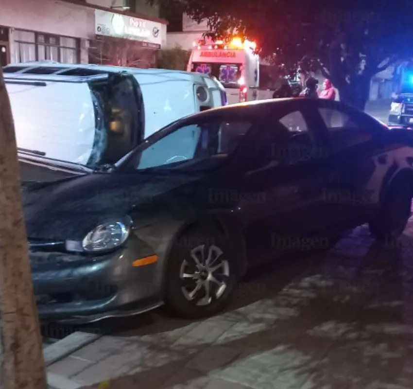 Choca camioneta Jeep contra otro vehículo y termina volcada en Fresnillo
