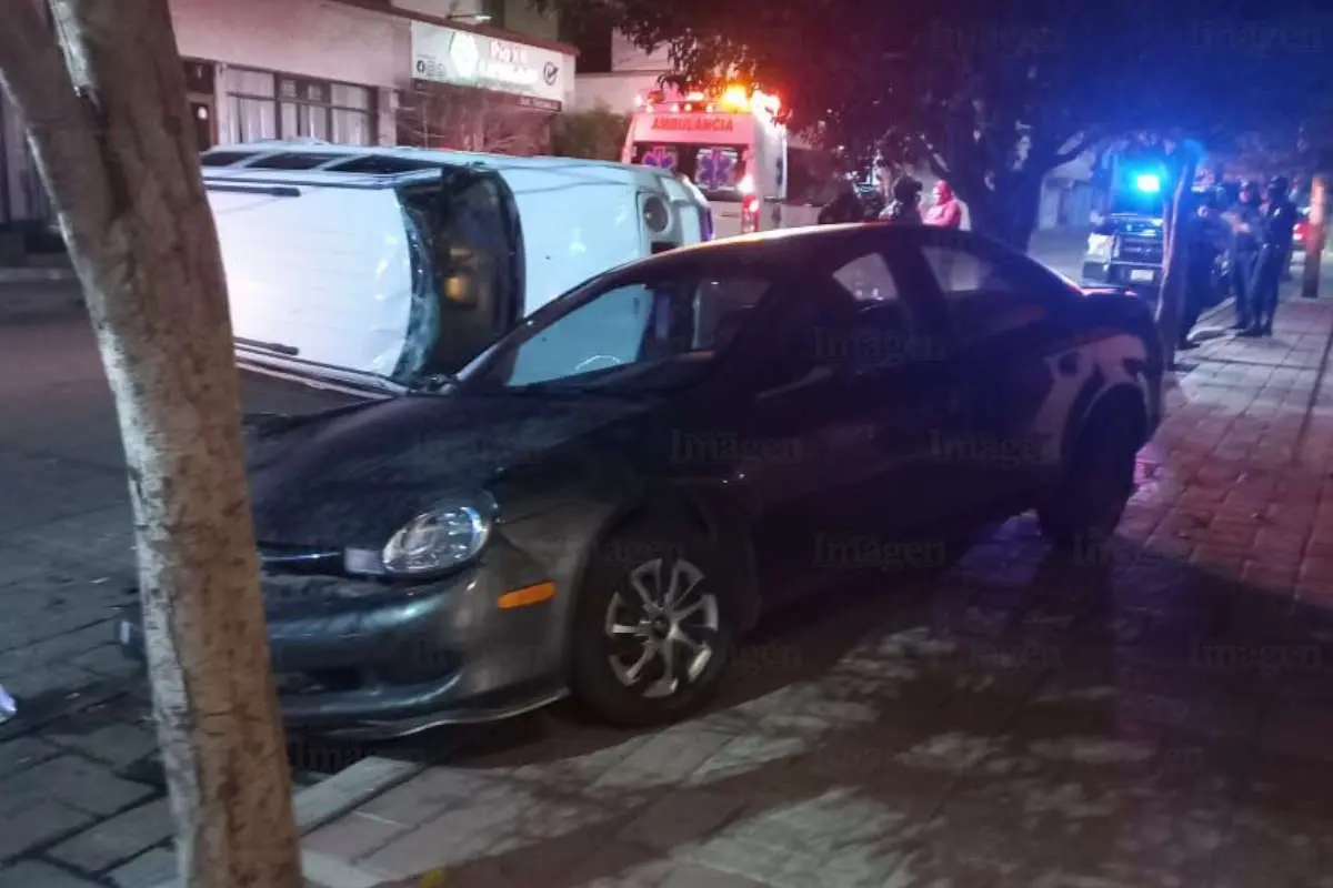 Choca camioneta Jeep contra otro vehículo y termina volcada en Fresnillo |