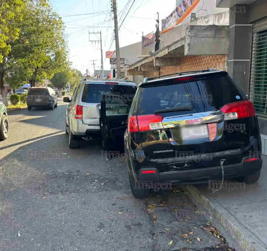 Choca camioneta en la calle Hombres Ilustres de Fresnillo; hay daños materiales
