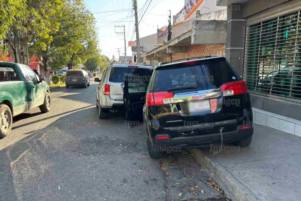 Choca camioneta en la calle Hombres Ilustres de Fresnillo hay daños materiales |