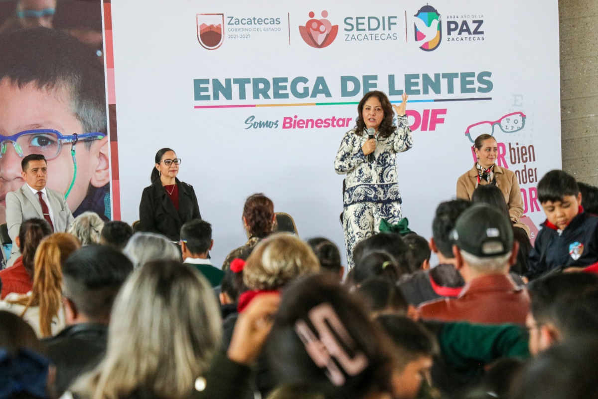 Gobierno de Zacatecas entrega lentes graduados a más de 4 mil niños