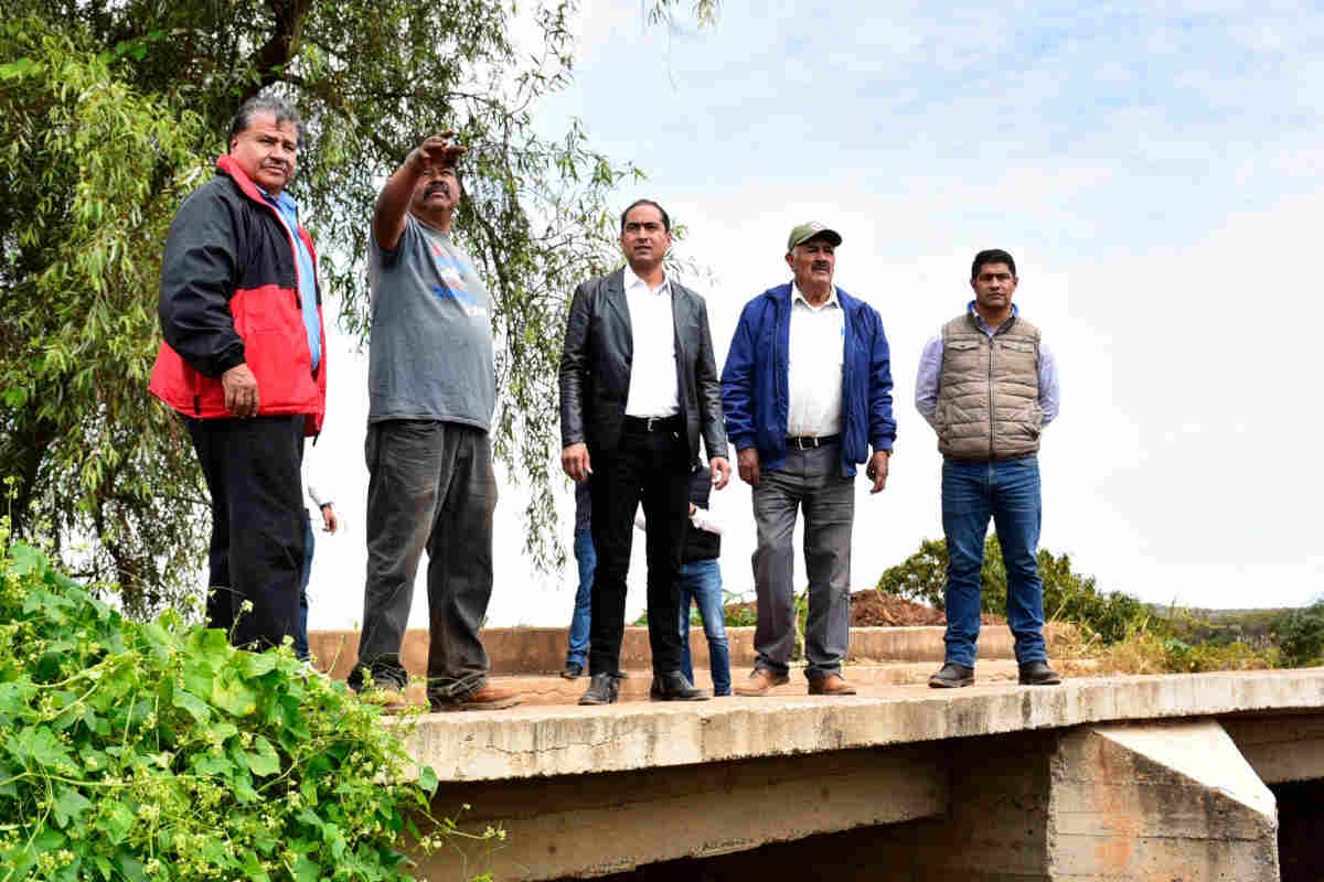 Pepe Saldívar supervisa obras de desazolve y caminos saca cosechas en Guadalupe