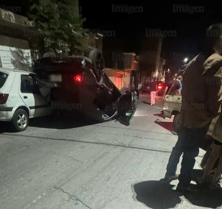Se registra volcadura en la colonia Esparza de Fresnillo; conductor circulaba a exceso de velocidad