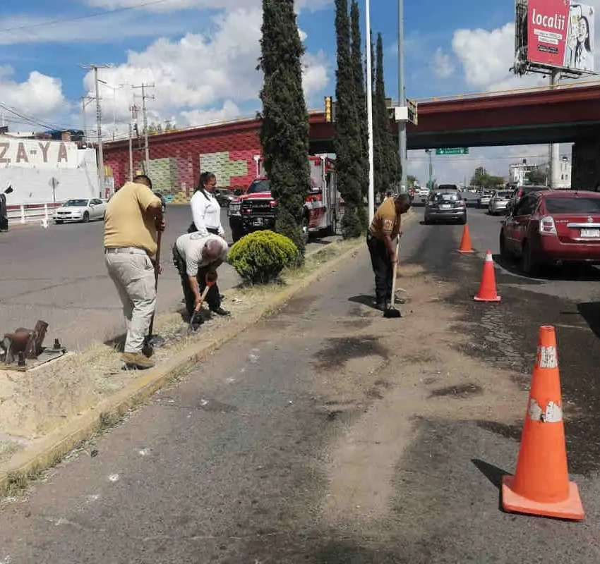 Cae motociclista tras pasar sobre aceite en Fresnillo