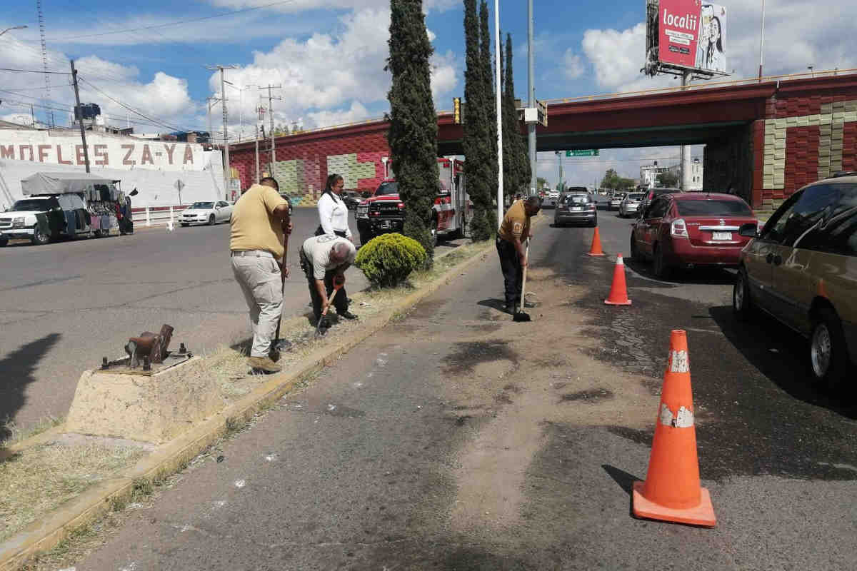 Cae motociclista tras pasar sobre aceite en Fresnillo