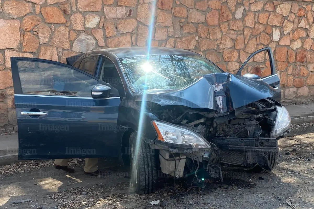 Choque contra una luminaria en Fresnillo deja daños materiales |