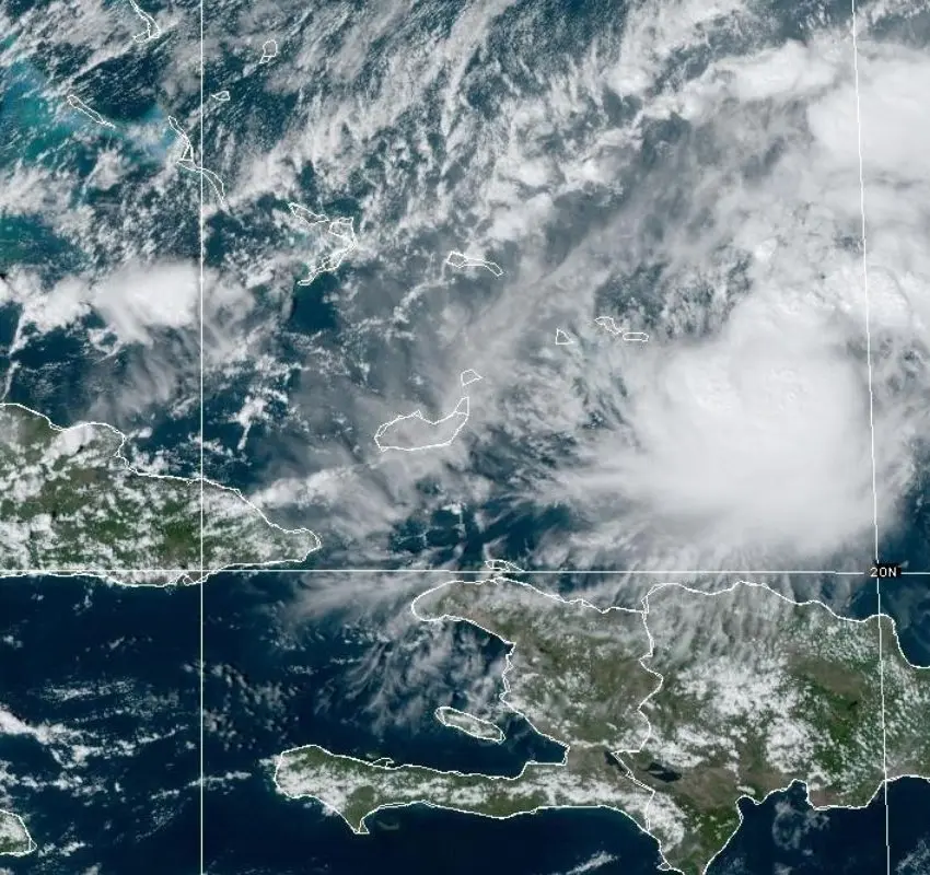 Huracán Oscar se encuentra frente a la costa de las Bahamas