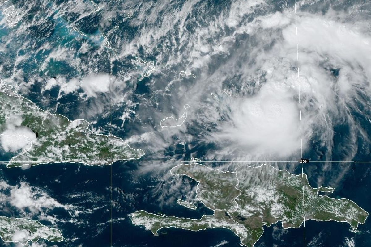 Huracán Oscar se encuentra frente a la costa de las Bahamas