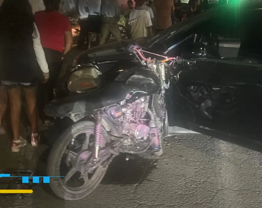 Mujer termina con lesiones al chocar su motocicleta con carro
