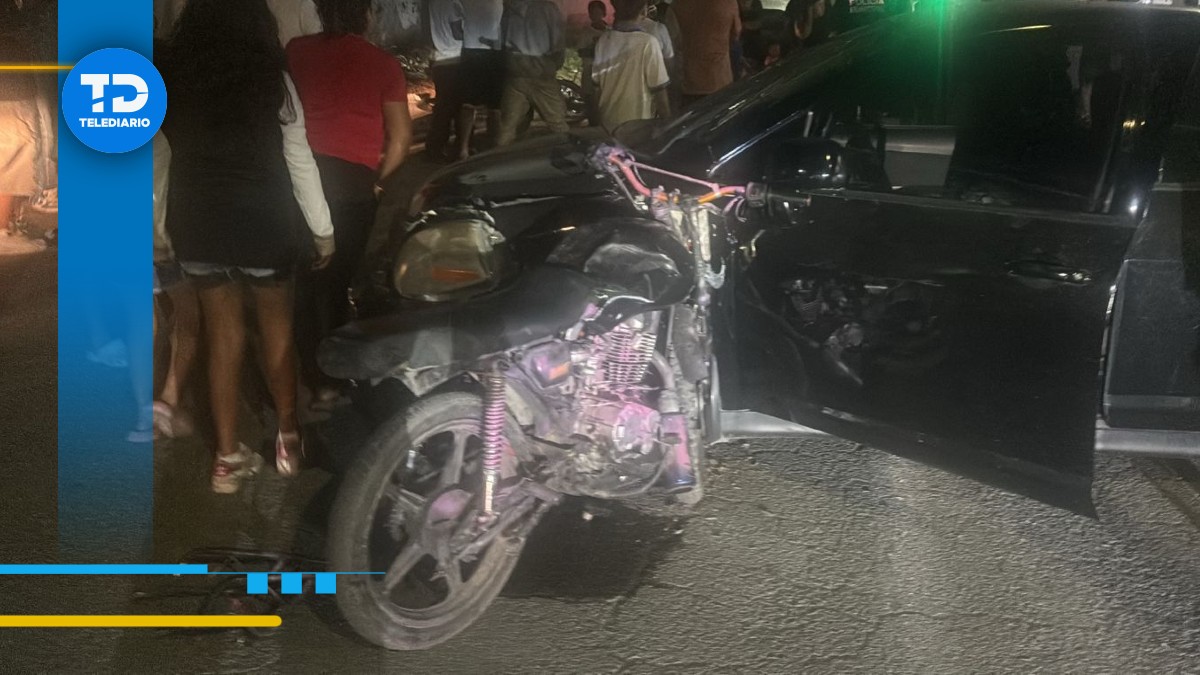 Mujer termina con lesiones al chocar su motocicleta con carro