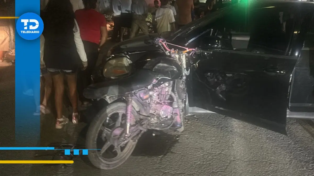 Mujer termina con lesiones al chocar su motocicleta con carro |