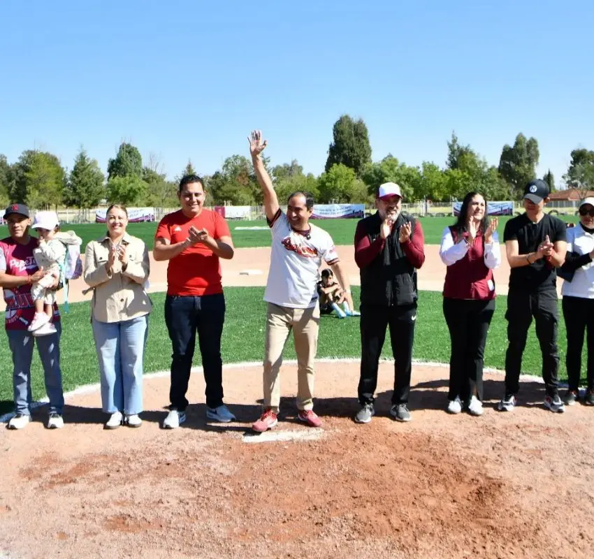 Pepe Saldívar presente en la inauguración del campo de softbol de la Unidad Deportiva de Guadalupe