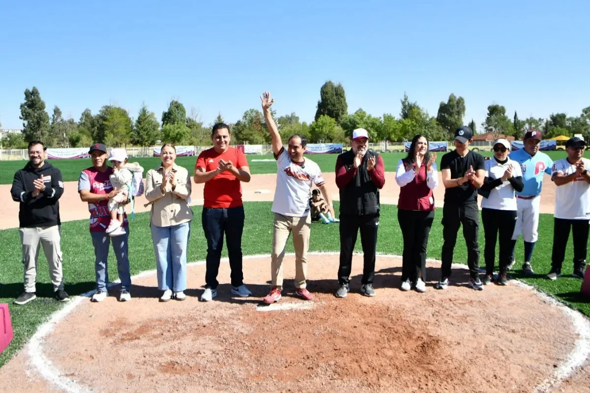 Pepe Saldívar presente en la inauguración del campo de softbol de la Unidad Deportiva de Guadalupe |