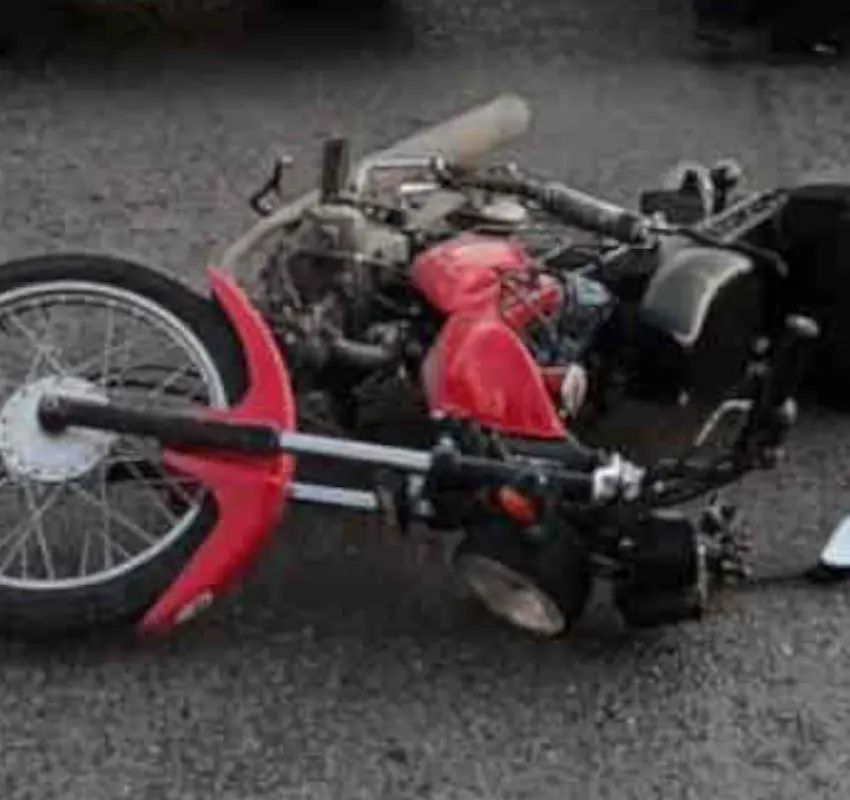 Vehículo impacta una motocicleta, dos personas lesionadas
