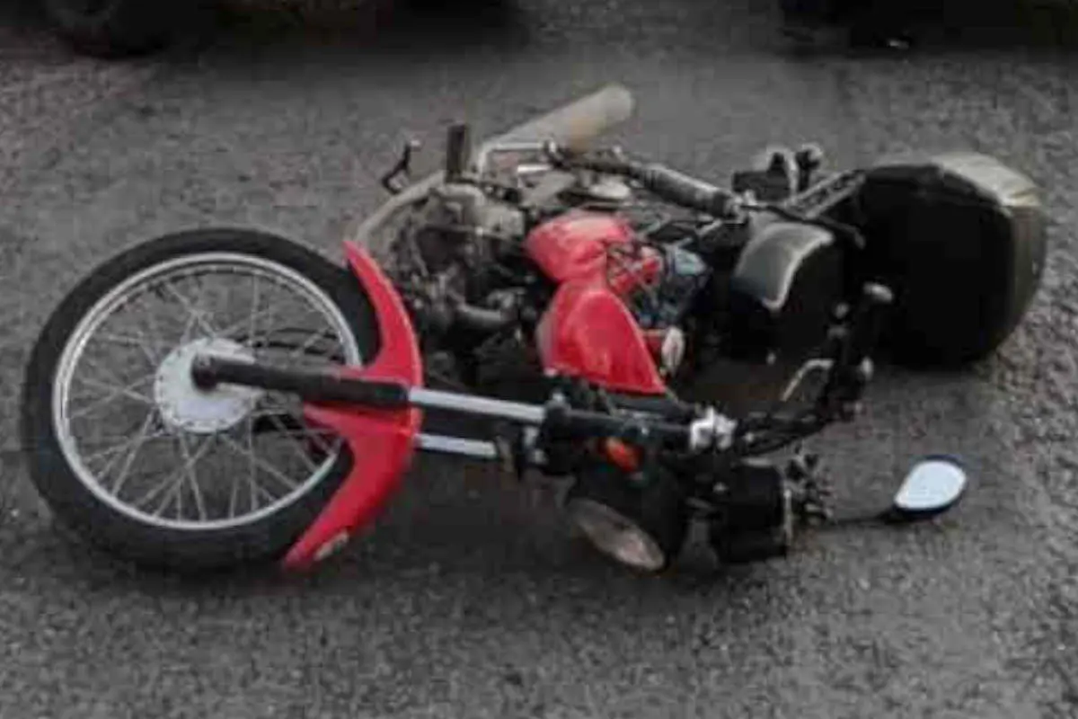 Vehículo impacta una motocicleta dos personas lesionadas |
