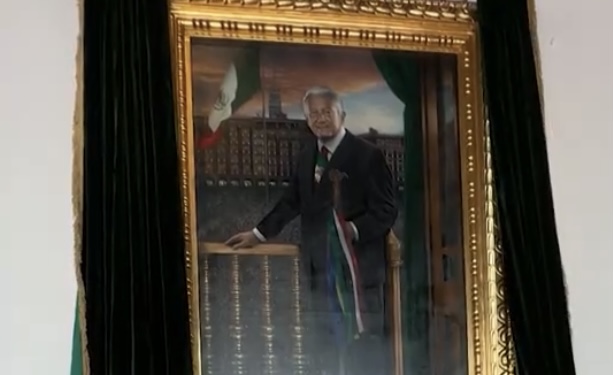 Video: AMLO devela su retrato oficial de Presidente en Palacio Nacional