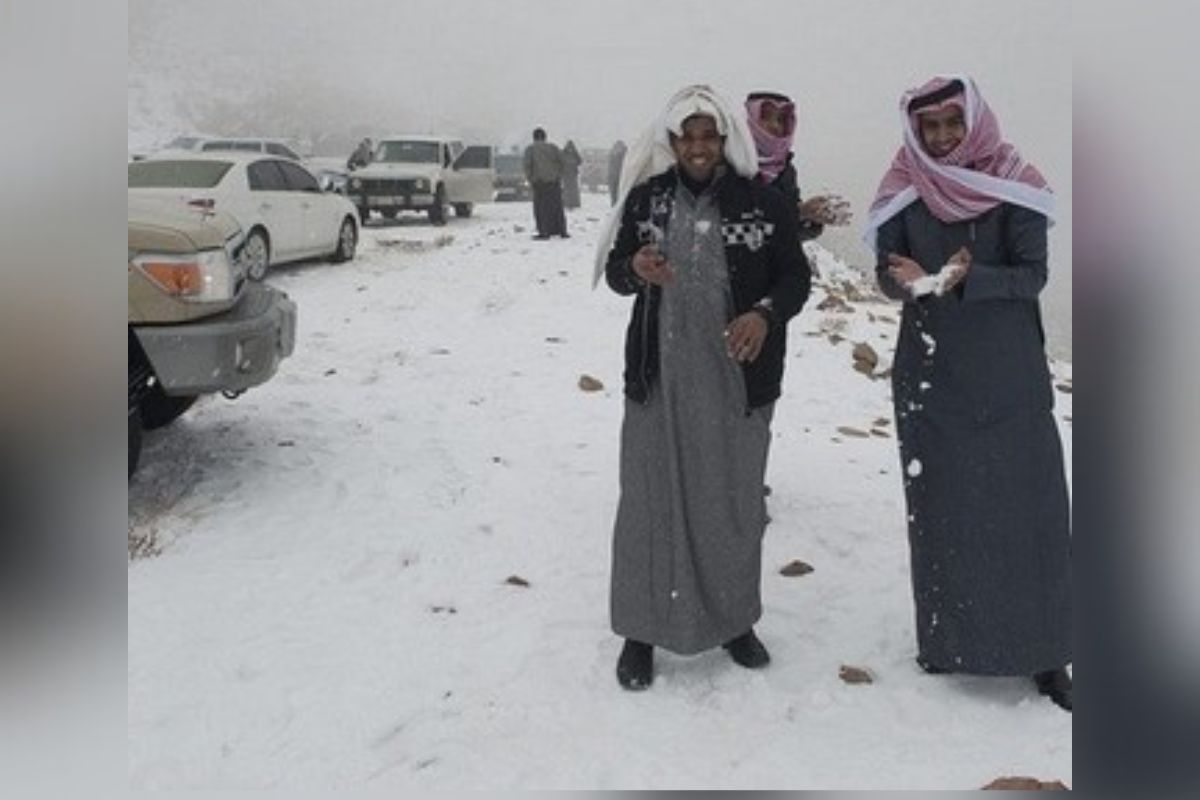 Se cubre de nieve el desierto de Arabia Saudita