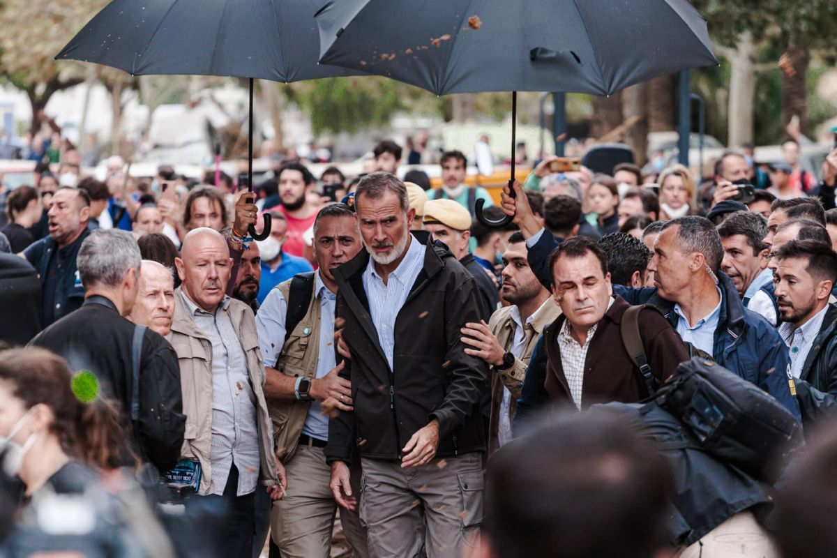 Les gritan al rey Felipe II y al presidente Pedro Sánchez en Valencia