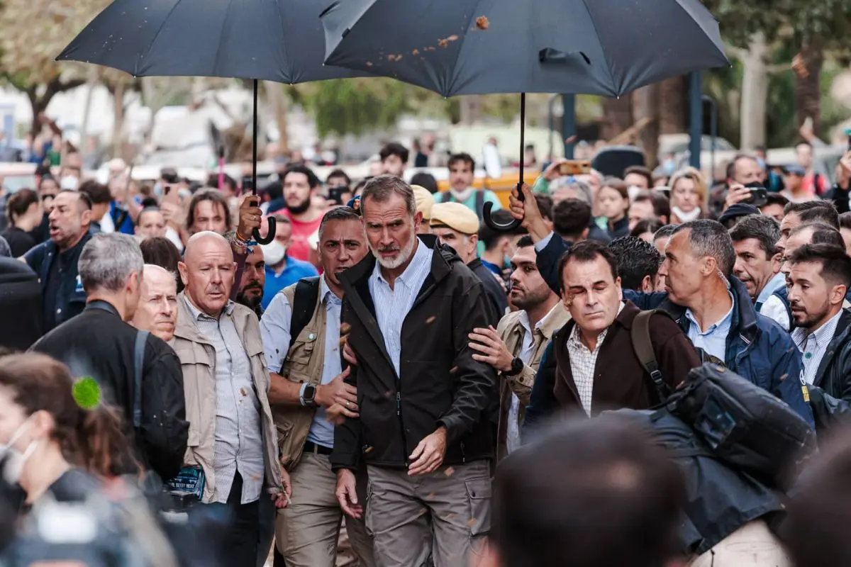 Les gritan al rey Felipe II y al presidente Pedro Sánchez en Valencia |