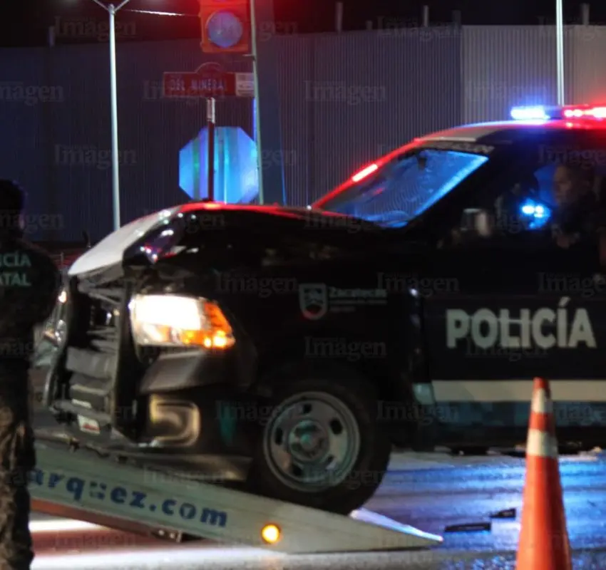 Patrulla de la Policía Estatal Preventiva (PEP) choca contra camioneta familiar en Fresnillo