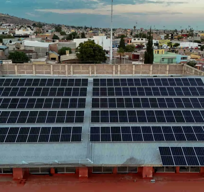 Guadalupe: Instalan sistema de generación de energía solar en la Presidencia Municipal