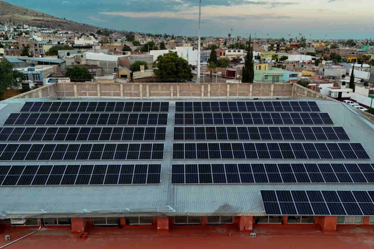 Guadalupe: Instalan sistema de generación de energía solar en la Presidencia Municipal