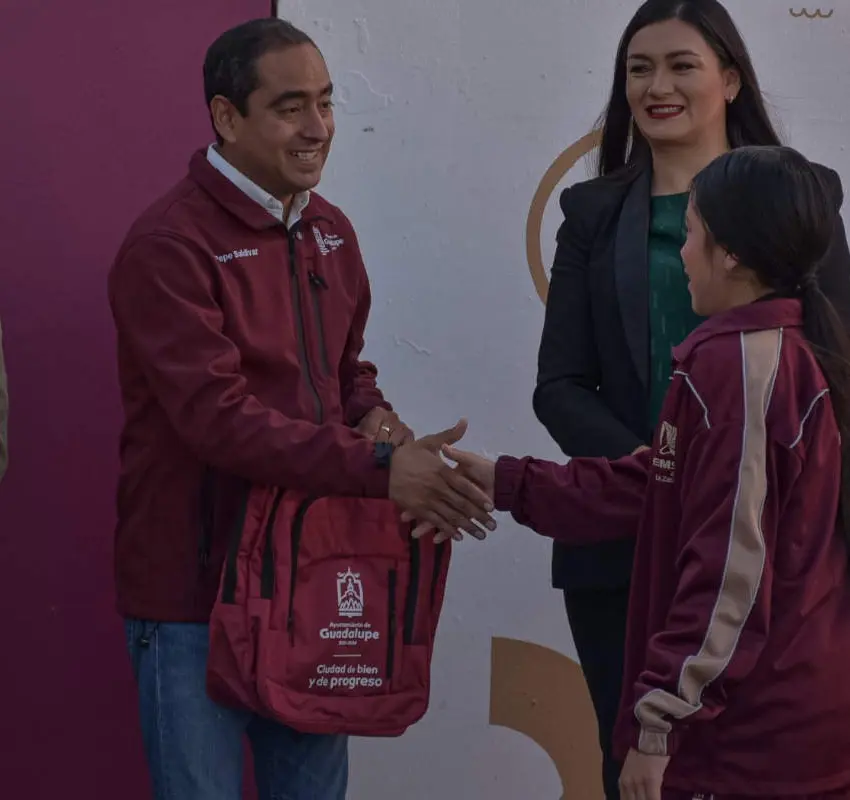 Pepe Saldívar entrega mochilas escolares a jóvenes de la Comunidad la Zacatecana