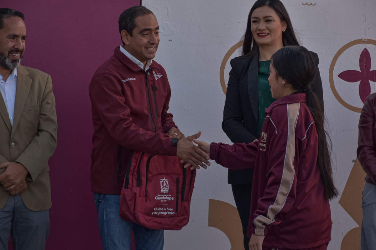 Pepe Saldívar entrega mochilas escolares a jóvenes de la Comunidad la Zacatecana