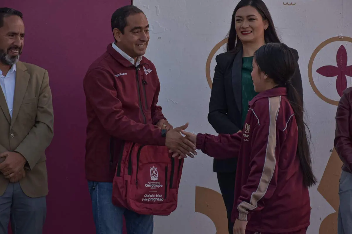 Pepe Saldívar entrega mochilas escolares a jóvenes de la Comunidad la Zacatecana |
