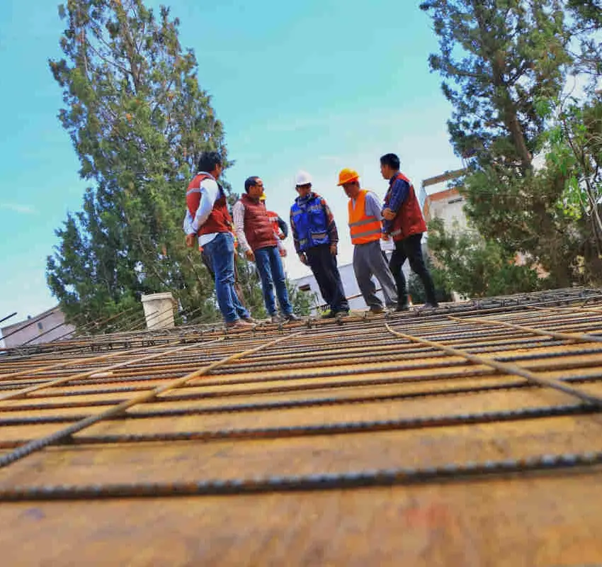 Pepe Saldívar supervisa la construcción de aula de usos múltiples en Jardín de Niños