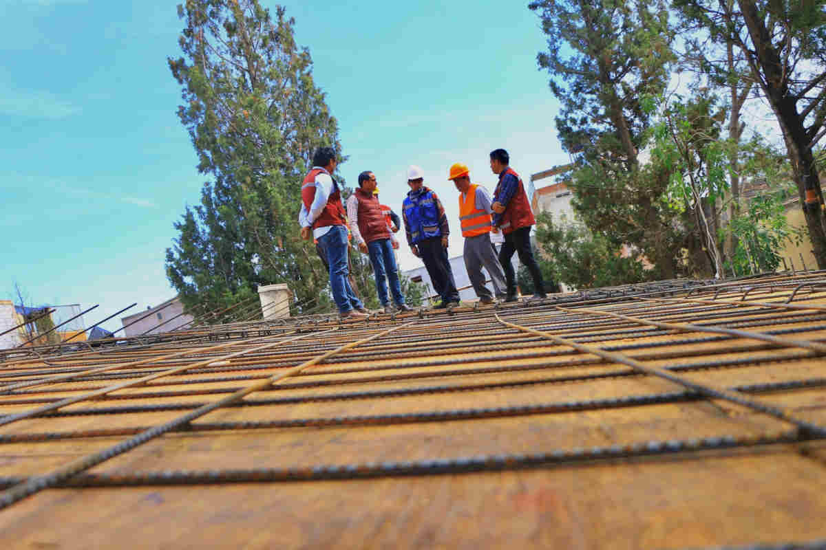 Pepe Saldívar supervisa la construcción de aula de usos múltiples en Jardín de Niños