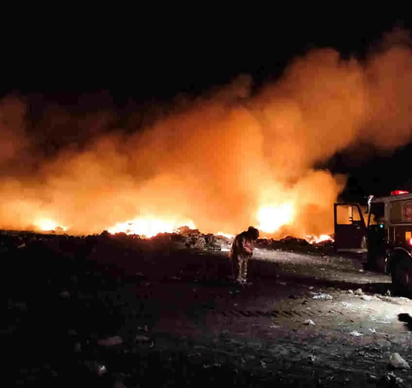 Incendio en el basurero municipal de Jerez sigue generando humo