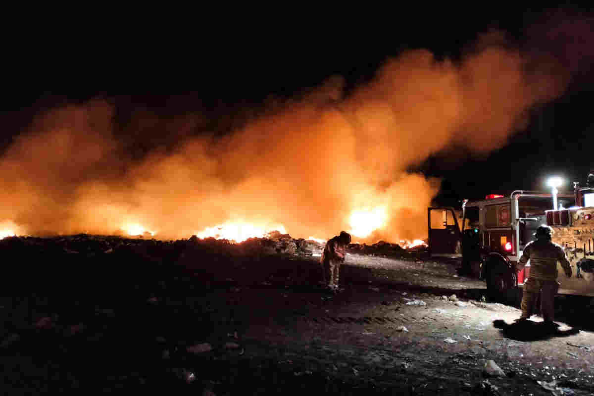 Incendio en el basurero municipal de Jerez sigue generando humo