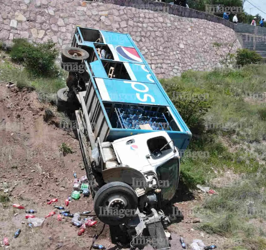 Camión de refrescos se desbarranca en Zacatecas: Tripulantes ilesos y mercancía esparcida