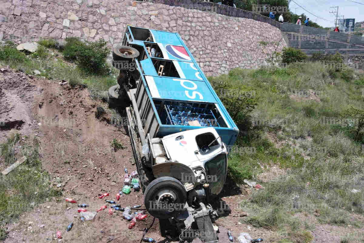 Camión de refrescos se desbarranca en Zacatecas: Tripulantes ilesos y mercancía esparcida