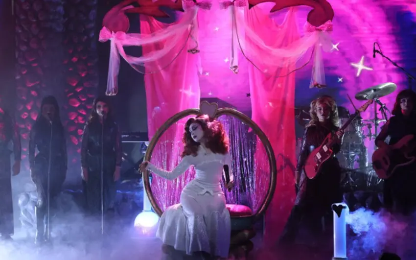 Chappell Roan estrena la canción “The Giver” en Saturday Night Live