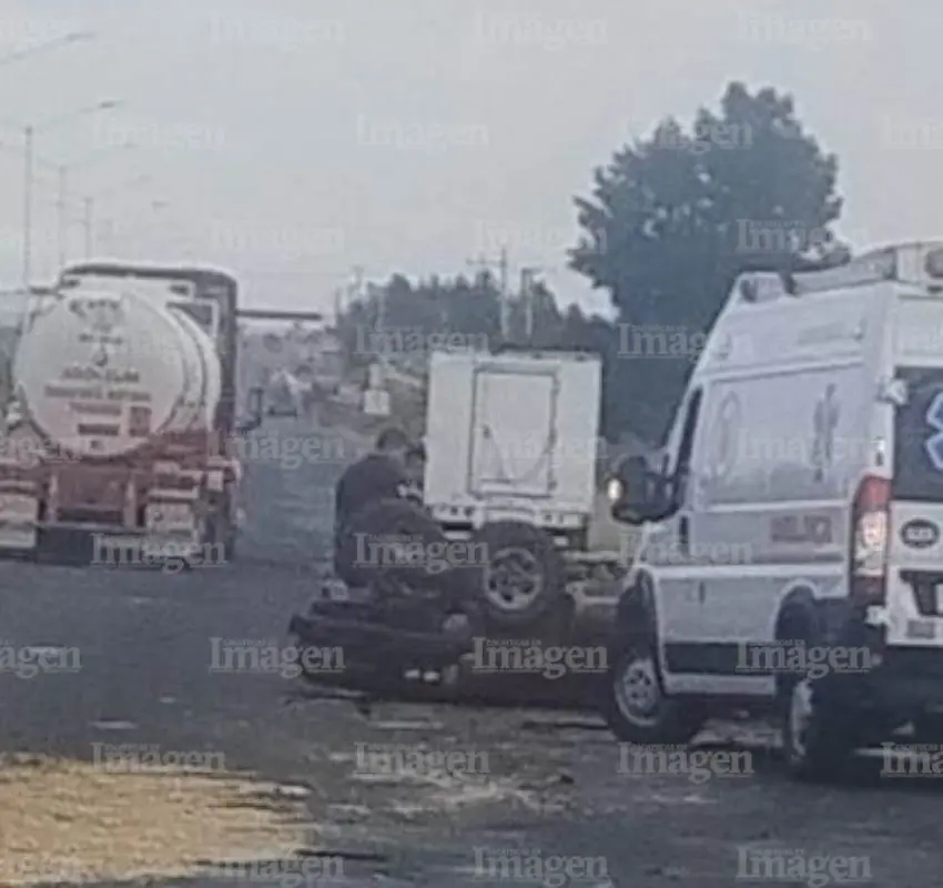 Conductor se sale del camino y termina volcado en la carretera Fresnillo-Zacatecas