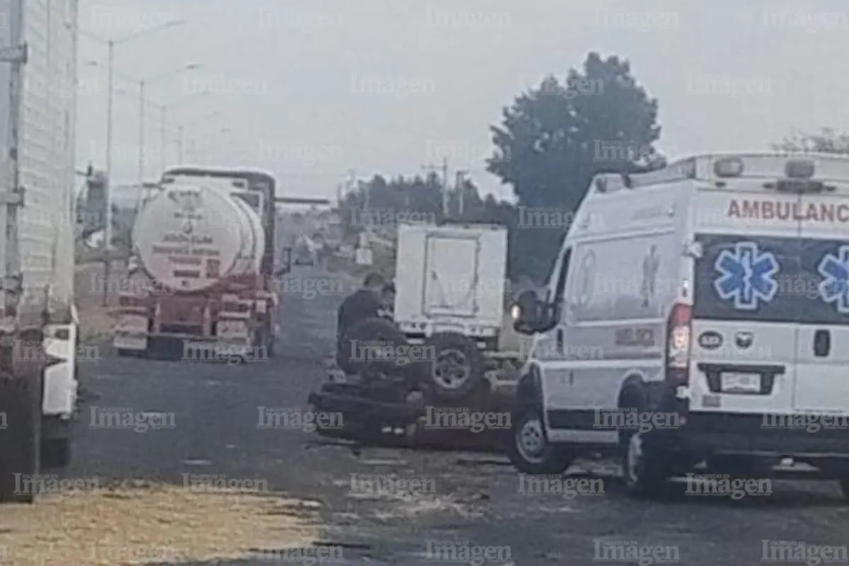 Conductor se sale del camino y termina volcado en la carretera Fresnillo Zacatecas |