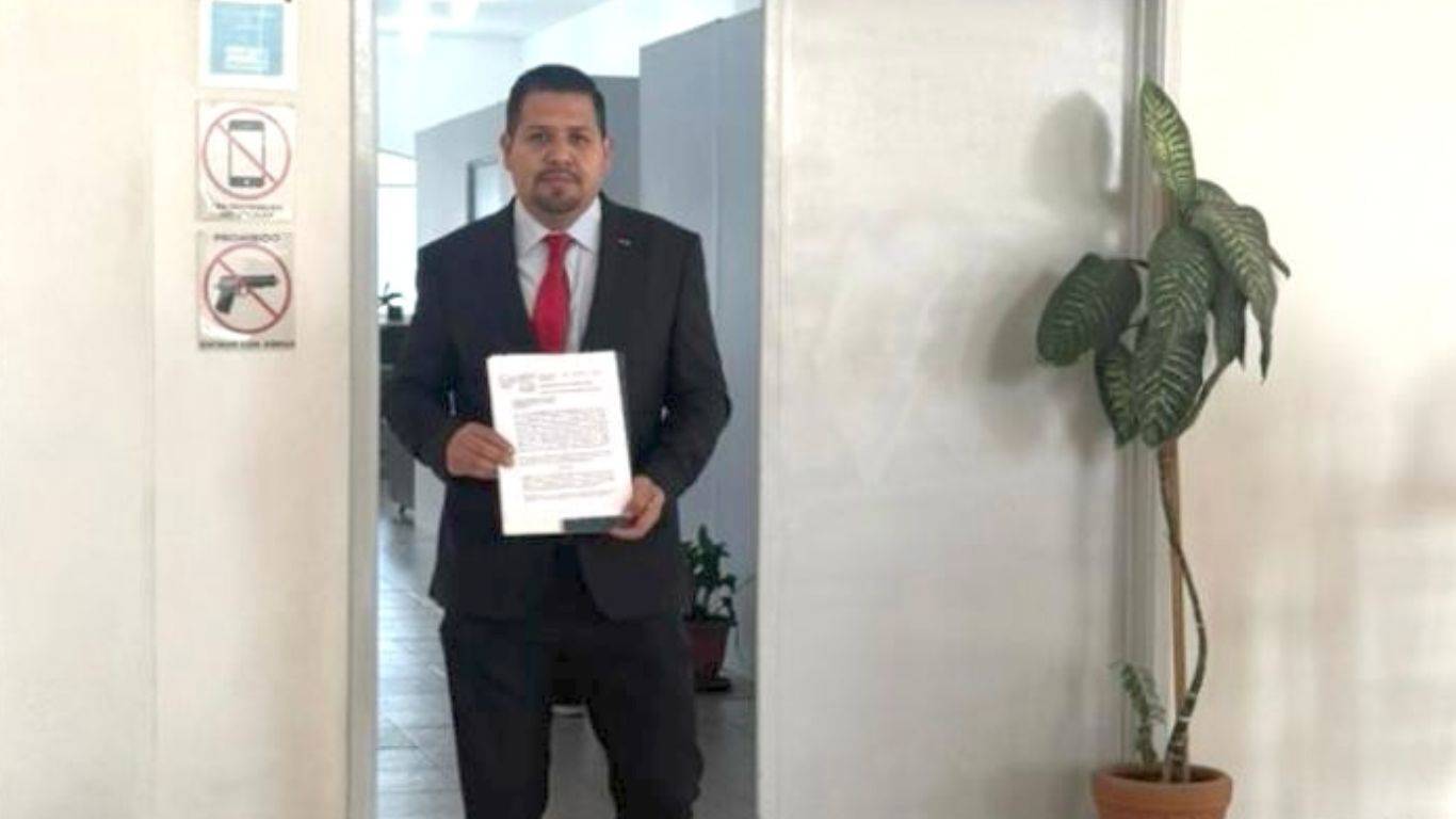 Denuncian a Oscar González Yáñez por usurpación de funciones y se registran violentos incidentes en el Estado de México