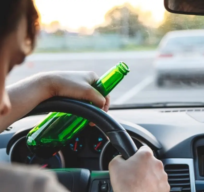 Dos mujeres y un hombre resultan lesionados en accidente automovilístico