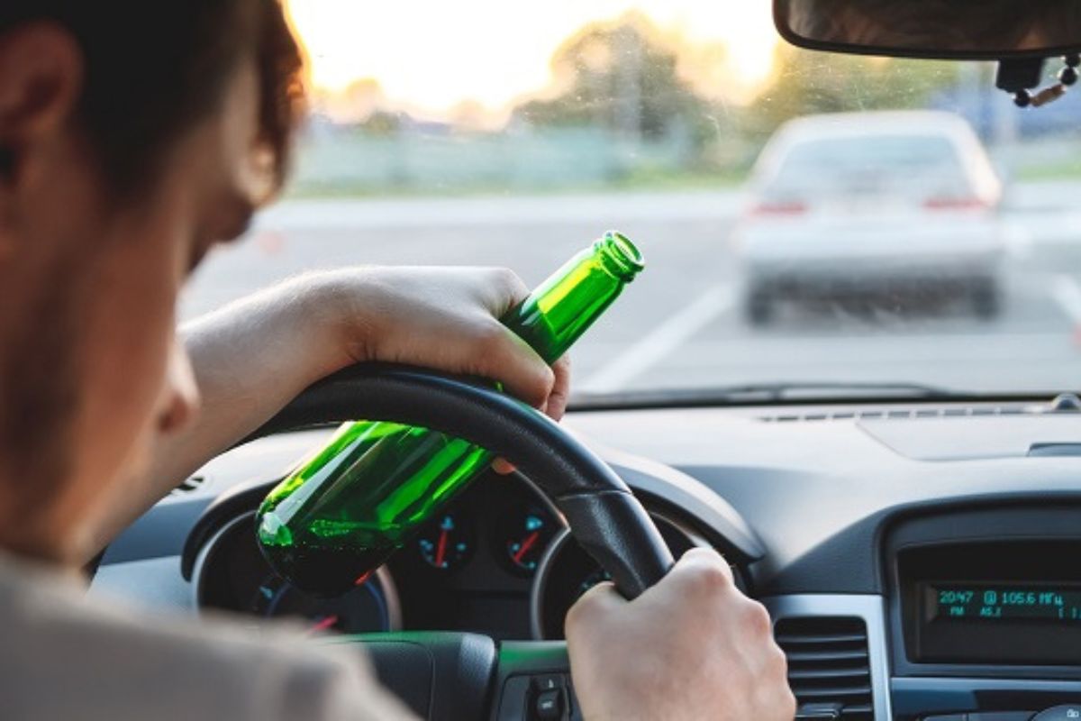 Dos mujeres y un hombre resultan lesionados en accidente automovilístico