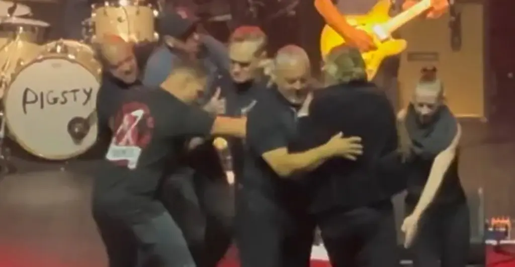 Morrissey cancela concierto por fans que invadieron el escenario en Dallas |