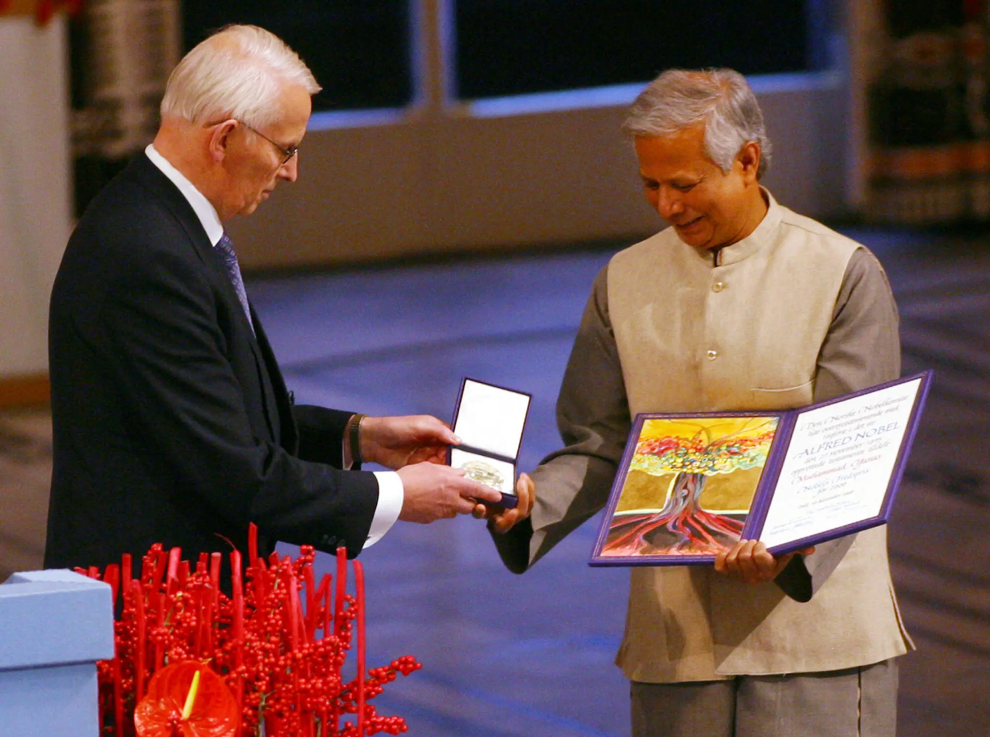 Muhammad Yunus Premio Nobel de la Paz y Padre de los Microcréditos Dispuesto a Liderar el Gobierno Interino de Bangladesh |