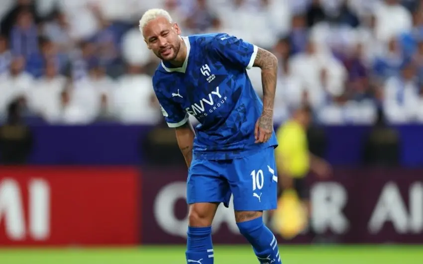 Mal y de malas: Neymar vuelve a salir lesionado