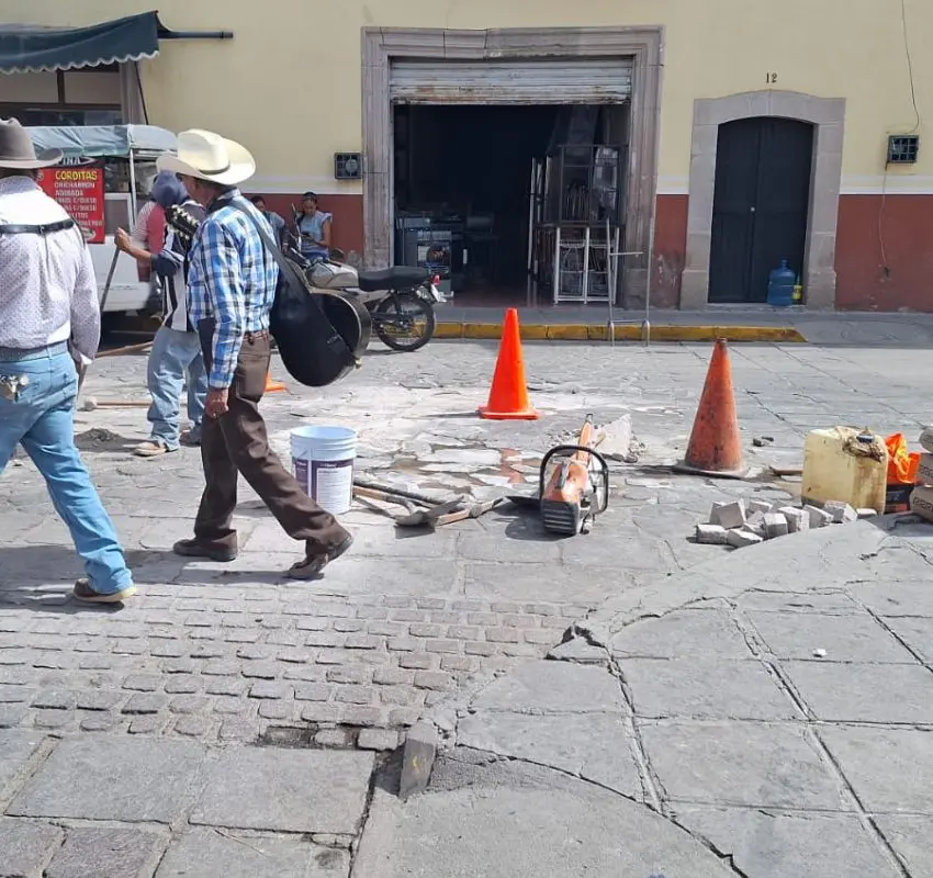 Obras Públicas de Jerez finaliza trabajos de bacheo, en las calle de la Parroquia, Libertad hasta San Luis